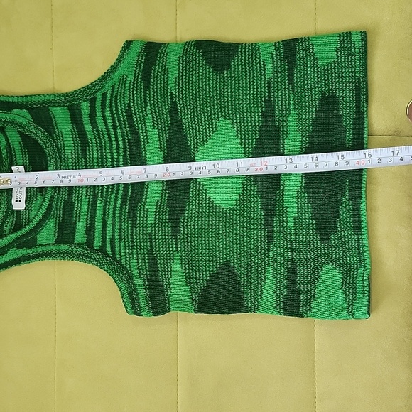 Beginning Boutique Green Patterned tops - Picture 5 of 8